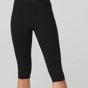 ALO YOGA Sz M Mid  Rise Cropped Leggings